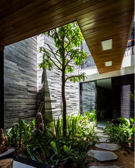 
Nhờ lợi thế chiều dài tới 40m, chủ nhà đã dành nguyên một khoảng không ở giữa để trồng cây xanh, lấy ánh sáng và khí trời cho ngôi nhà.

 
